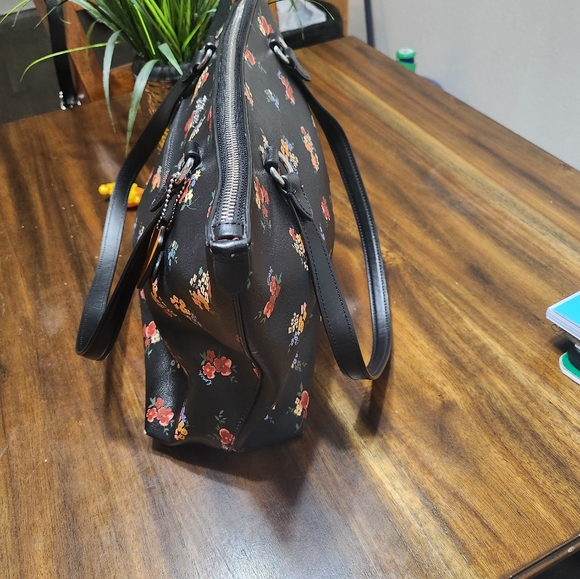 Coach - Picture 5 of 9